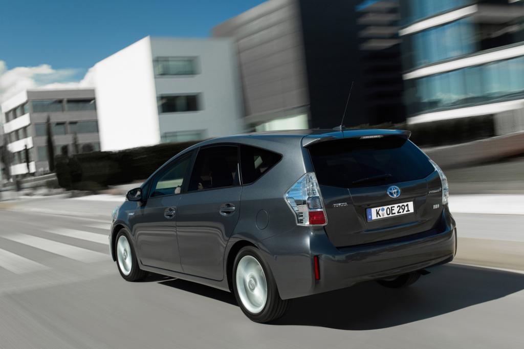 Der große Bruder des seit 1997 aktuell bereits in dritter Generation gebauten Prius bietet das Plus nicht nur im Namen, sondern hat tatsächlich mehr Platz.