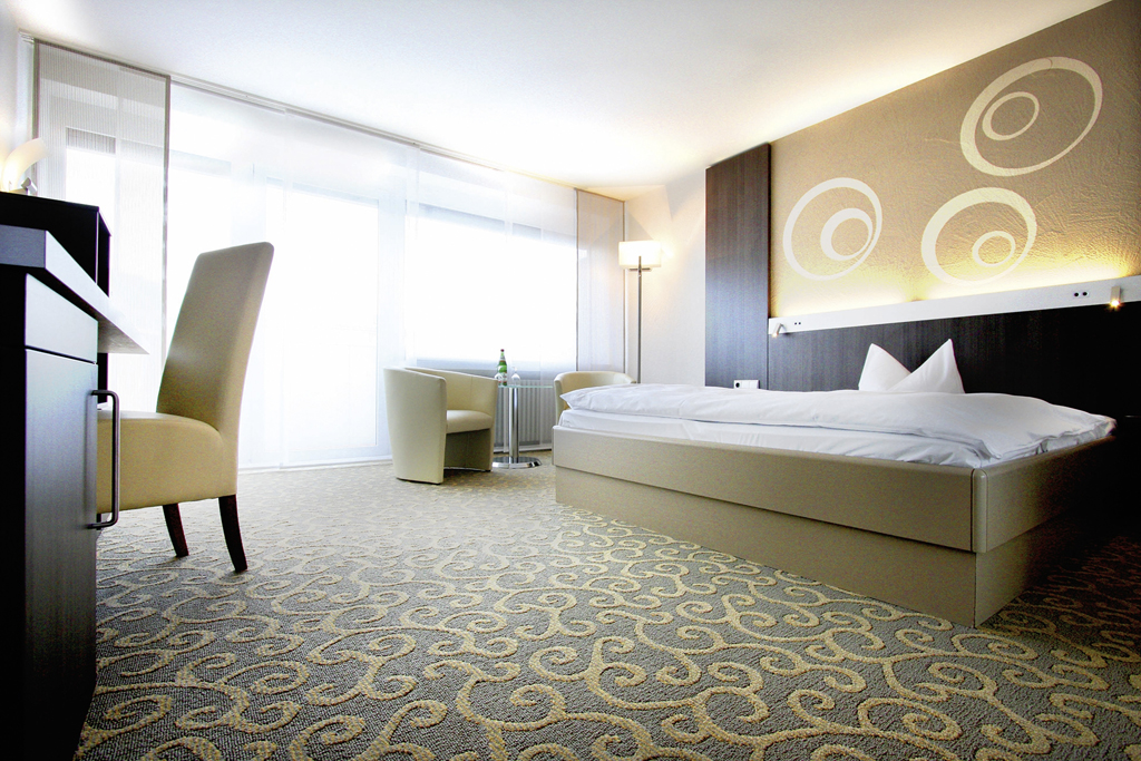 Die 500 Zimmer und Suiten sind modern eingerichtet. 
