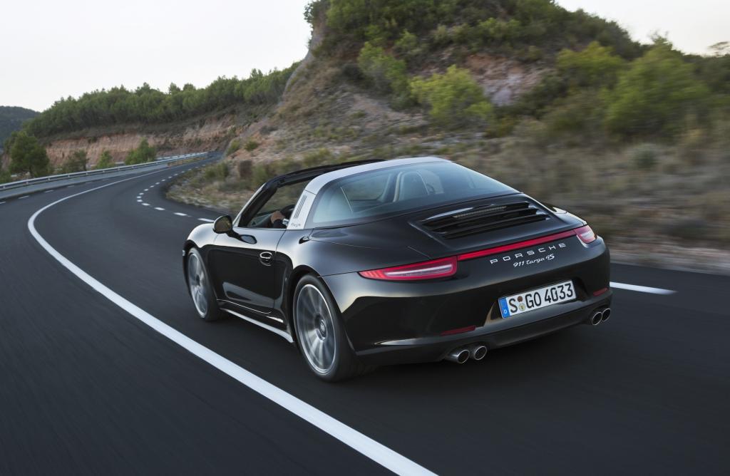 Egal ob offen oder geschlossen, bei langsamer Fahrt sind dem Targa mit seiner gewölbten Heckscheibe, die sich nahtlos an das Heck anschließt und den breiten Alu-Bügel die Blicke gewiss