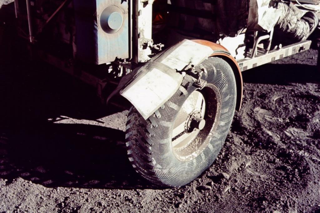 Ein Streifen Klebeband behob den bislang einzigen Unfallschaden auf dem Mond