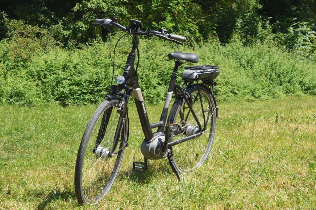 Ein Suntour-Frontnabenmotor sorgt über 93 km hinweg für elektrischen Zusatzschub übers Vorderrad, so dass man zusammen mit dem von Muskelkraft angetriebenen Hinterrad Allradantrieb genießt. 