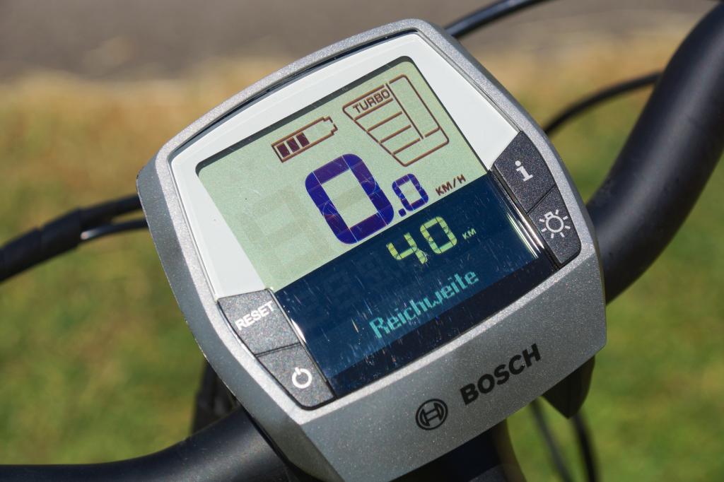 Ein übersichtlicher, beleuchteter Bordcomputer informiert den Fahrer unter anderem über den aktuellen Ladezustand der Lithium-Ionen-Akkus mit 290 Wh Kapazität und über die Restreichweite.