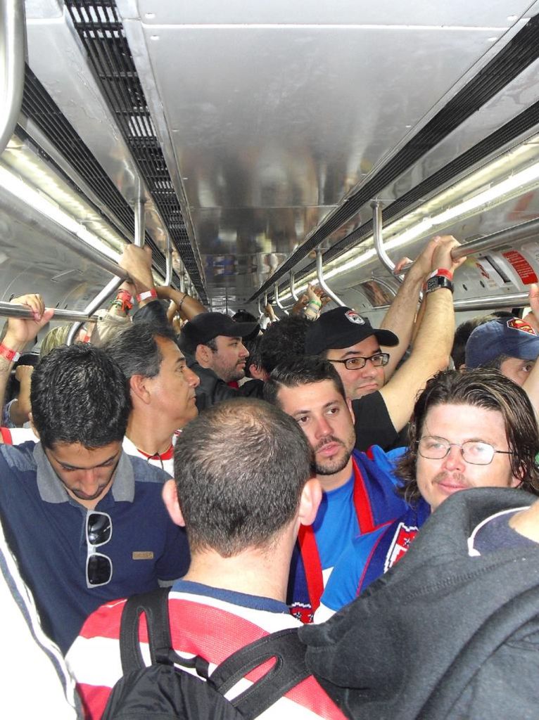 Einer geht noch: In der Bahn auf dem Weg hinaus zum Stadion von Recife. 