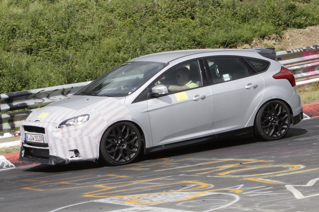 Erwischt: Erlkönig Ford Focus RS im Serientrimm
