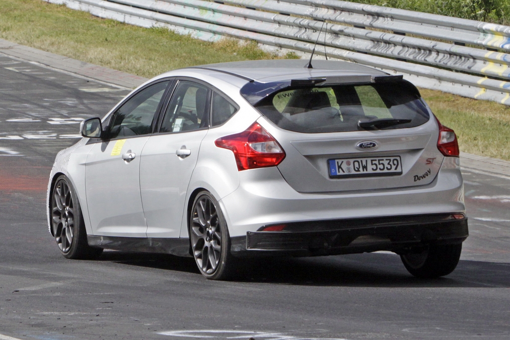 Erwischt: Erlkönig Ford Focus RS im Serientrimm