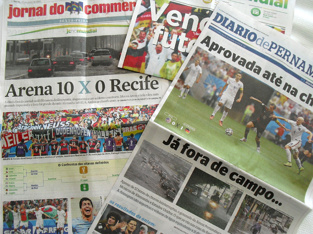 Fußball und Regen: Titelseiten brasilienischer Zeitungen am Tag danach. 