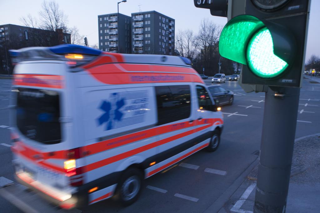 Heute sind Ampeln so intelligent, dass sie Rettungsfahrzeugen die Vorfahrt einräumen