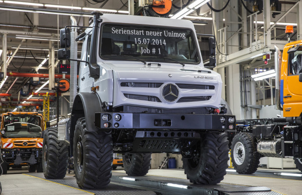 Hochgeländegängiger Unimog läuft vom Band
