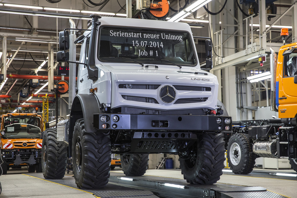 Hochgeländegängiger Unimog läuft vom Band