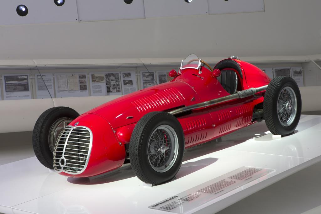 Im Museum Enzo Ferrari in Modena läuft bis Januar 2015 eine Sonderausstellung zum Thema „100 Jahre Maserati“.