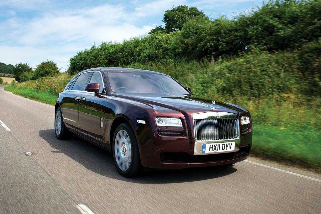 In den Augen der britischen BMW-Tochter repräsentiert die 5,4 Meter lange Limousine den Status eines „Einstiegsmodells“. 