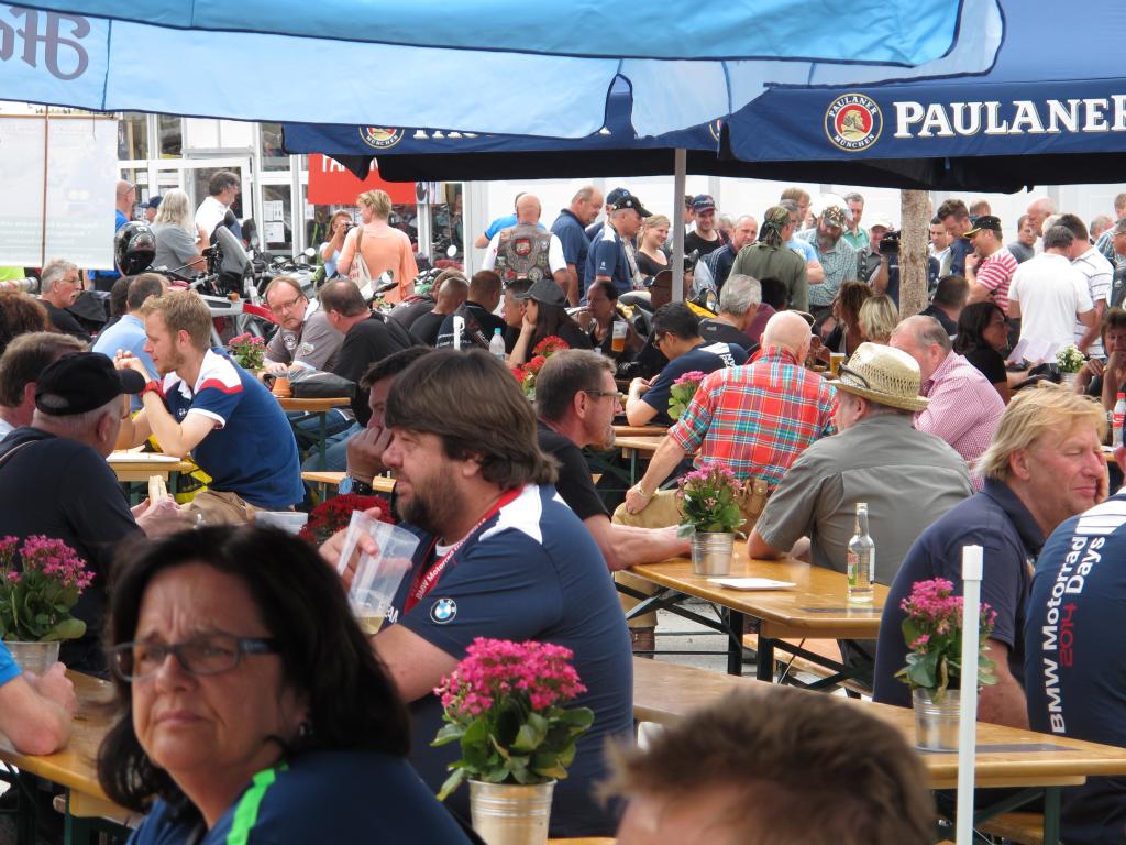 In den Zelten fühlt man sich ans Oktoberfest erinnert