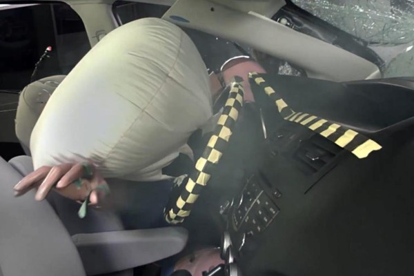 In einigen Fllen bewegte sich das Lenkrad auf den Fahrer zu, was auerdem dazu fhrte, dass der Airbag den Dummy nicht richtig abfangen konnte