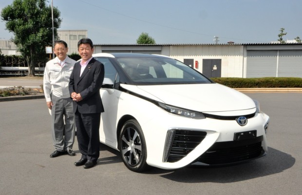 Japans Wirtschaftsminister begutachtet Toyotas Brennstoffzellenauto