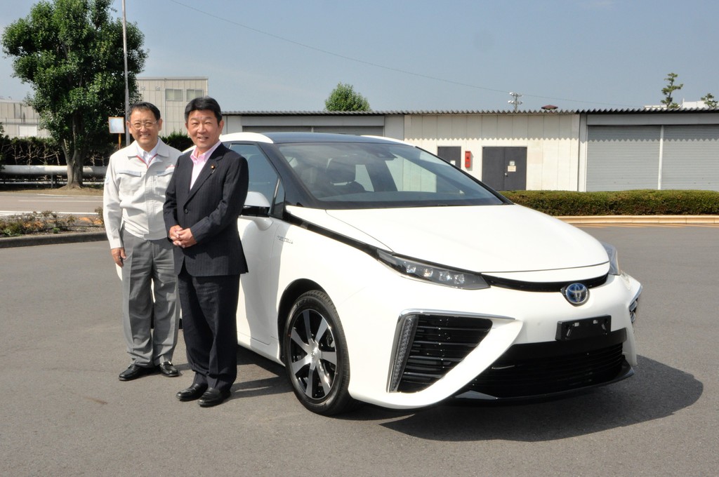 Japans Wirtschaftsminister begutachtet Toyotas Brennstoffzellenauto