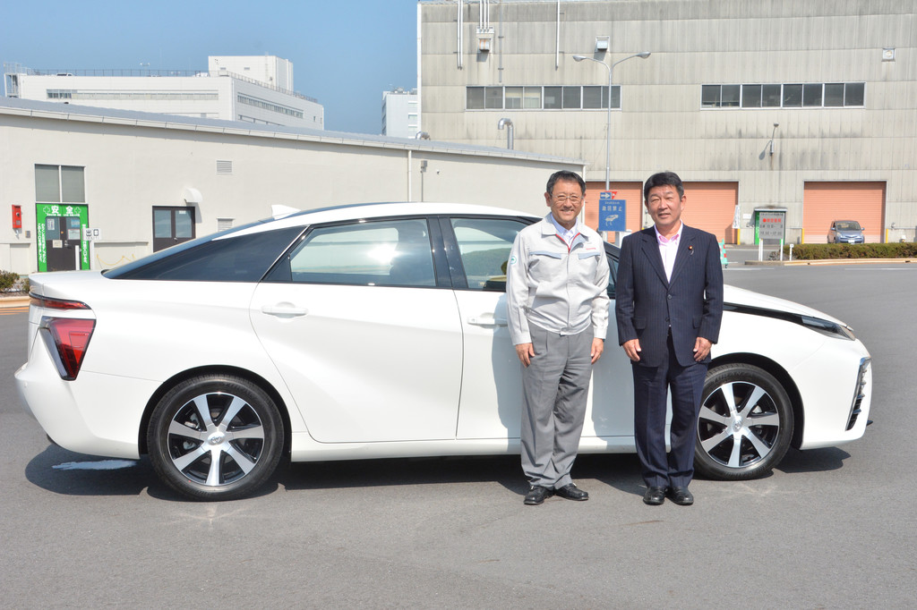 Japans Wirtschaftsminister begutachtet Toyotas Brennstoffzellenauto
