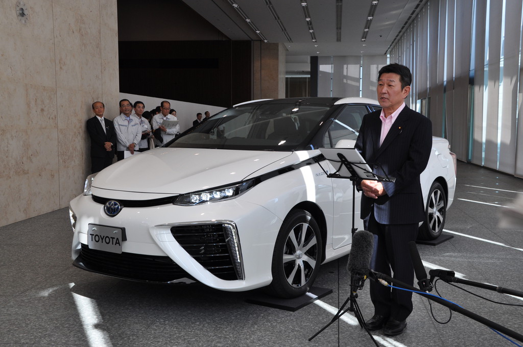 Japans Wirtschaftsminister begutachtet Toyotas Brennstoffzellenauto