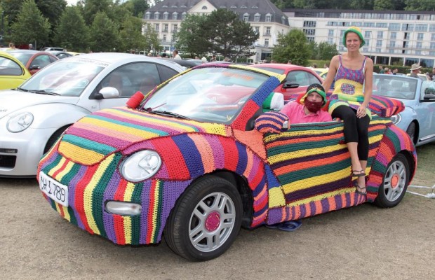Käfer-Fans feiern den VW Beetle am Ostsee-Strand
