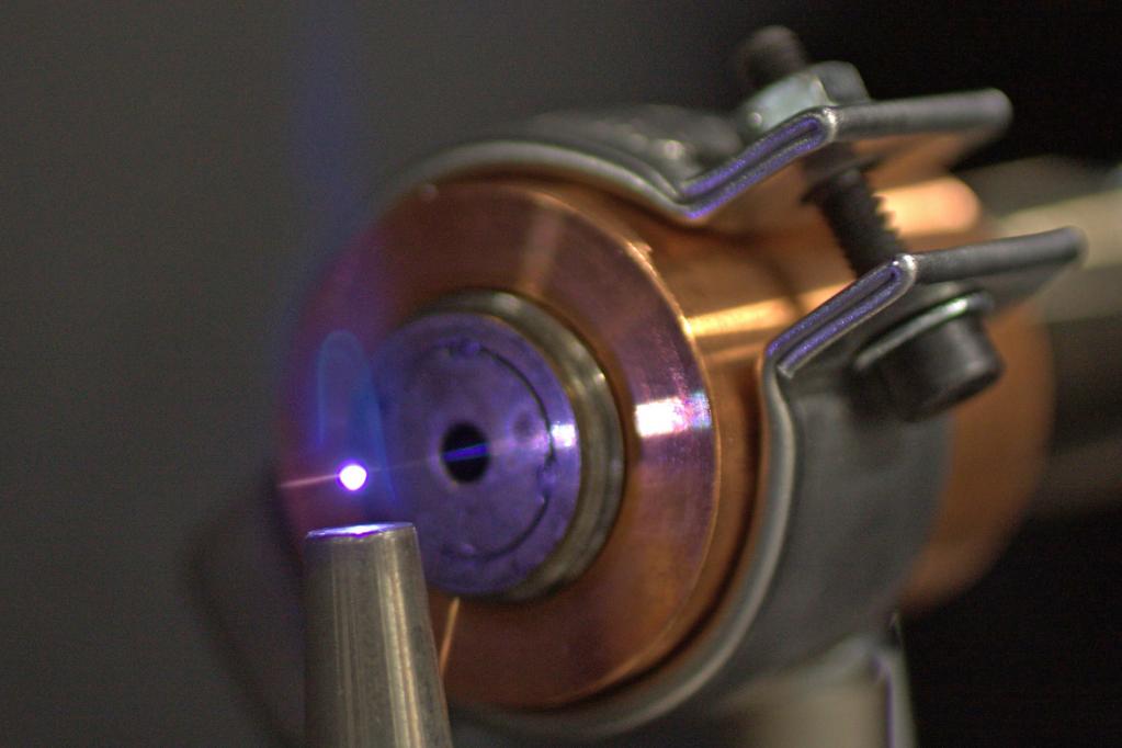 Laser-Zündkerze für saubere Autos