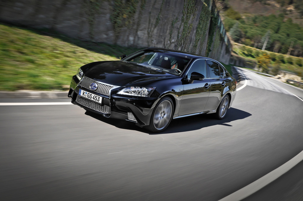 Lexus GS 450h gewinnt Duell