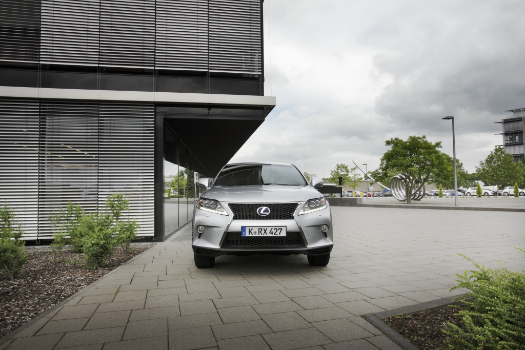 Lexus RX Hybrid: Salon auf großen Rädern