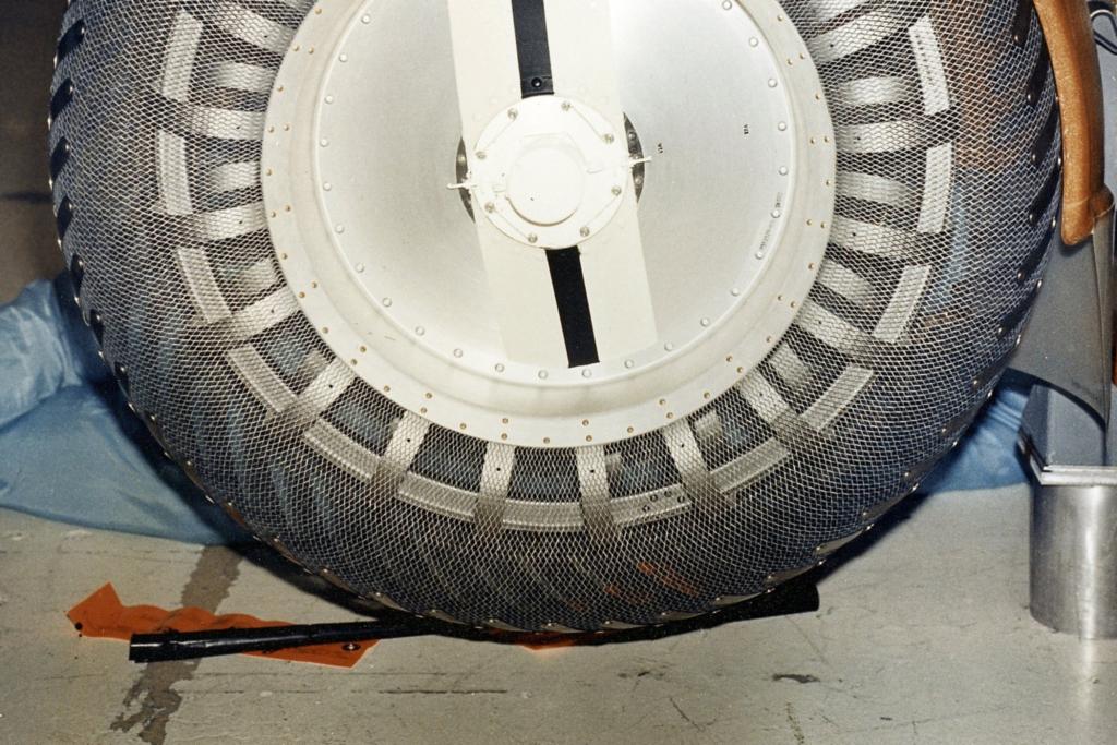 Luftgefüllte Reifen kommen für den Mond nicht in Frage