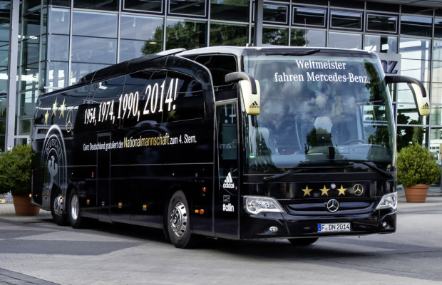 Mercedes-Benz bringt den Bus der Weltmeister nach Köln