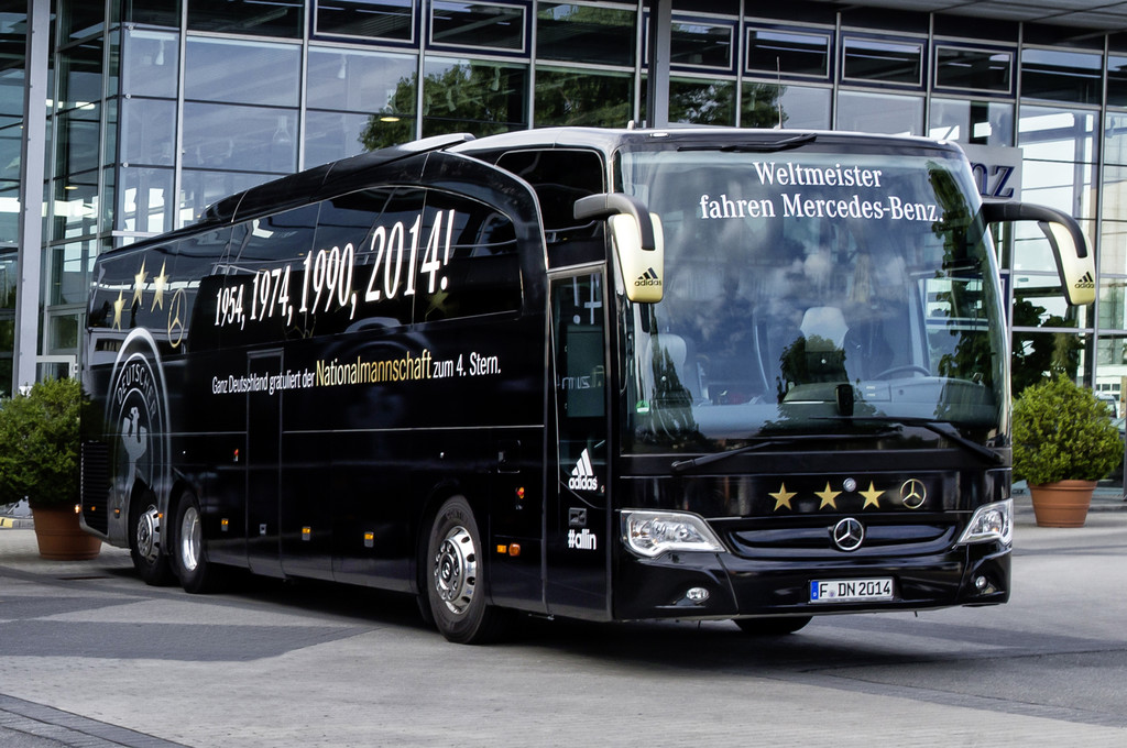 Mercedes-Benz bringt den Bus der Weltmeister nach Köln