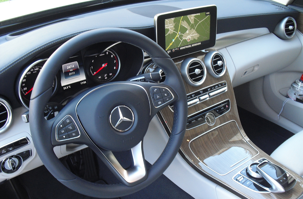 Mercedes C-Klasse T-Modell: Das Cockpit ist übersichtlich und modern gestaltet.