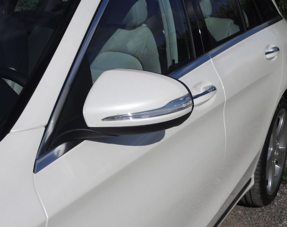 Mercedes C-Klasse T-Modell: In die Außenspiegel sind schmale Blinkstreifen integriert.