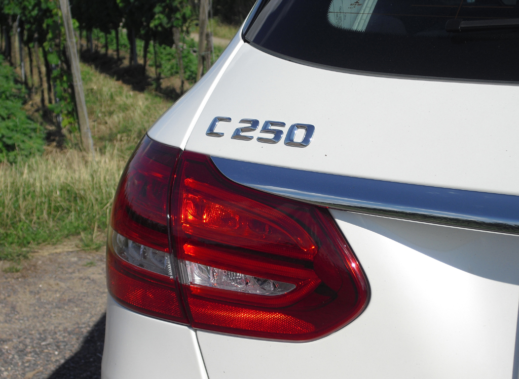 Mercedes C-Klasse T-Modell: Moderne Leuchteinheit hinten mit Modell- und Antriebsschriftzug.