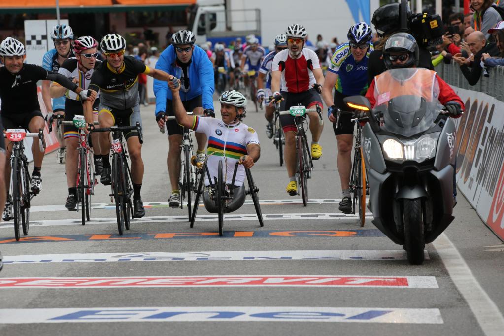 Mit dem Handbike über acht Dolomiten-Pässe