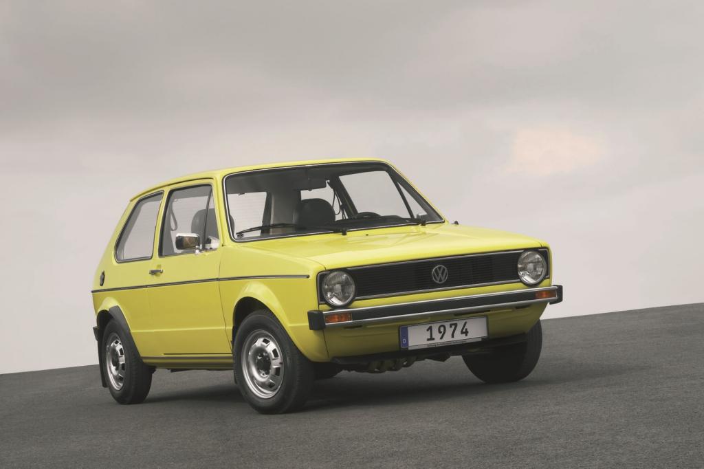 Mit der 1974 eingeführten ersten Generation des Golfs gelang es Volkswagen praktisch aus dem Stand, die Zulassungsstatistiken zu erobern und dem Kompaktklasse-Wettbewerb die Zähne zu zeigen. 