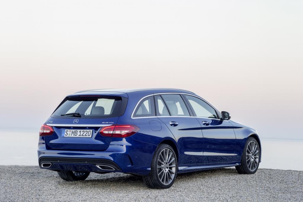 Nach der C-Klasse-Limousine, die ja bereits seit dem Frühjahr auf unseren Straßen unterwegs ist, kommt das T-Modell mit einem um zirka 300 Euro angehobenen Einstiegspreis.