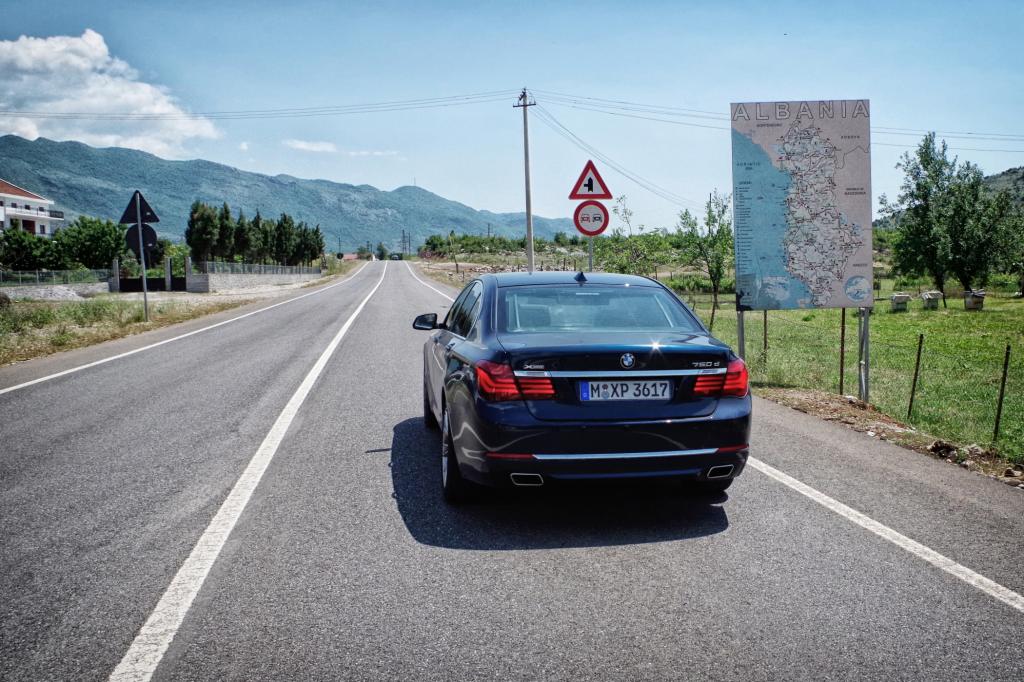 Nein, wir fallen nicht auf: Potente M-Klassen, mächtige Q7 und andere automobile Nobelware mit hiesigen Kennzeichen teilen sich mit uns ebenso die Straße wie modernste Stadtflitzer à la Smart oder Volkswagen Up. 