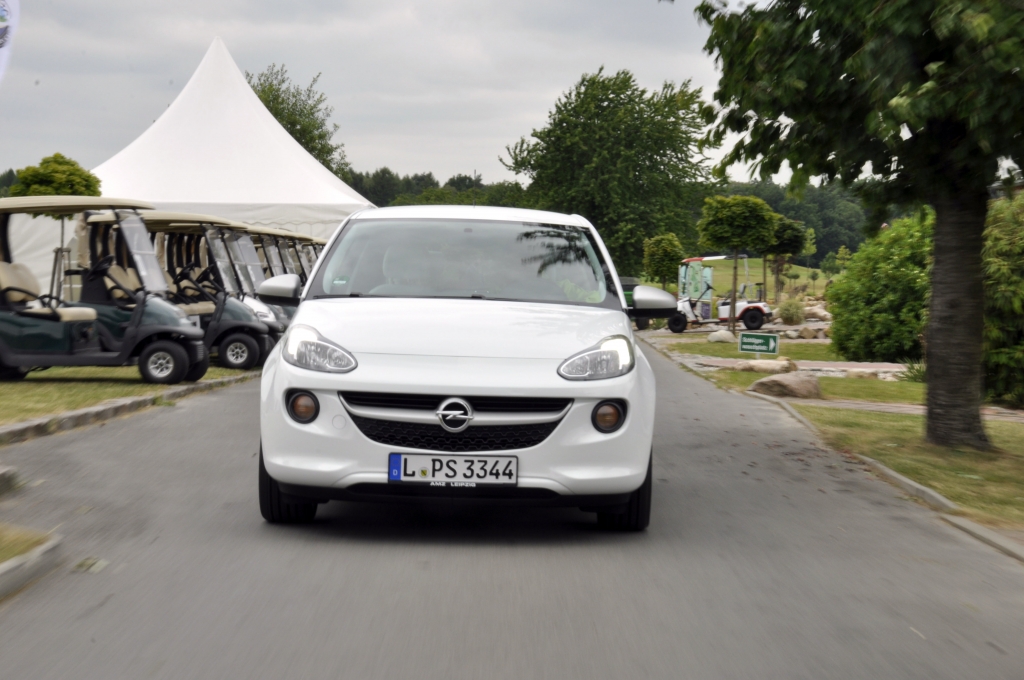 Nur der Motor - noch von der alten EcoFLEX-Garde - muss mit Drehzahl bei Laune gehalten werden, sodass sich der Fahrer zwischen Spaß oder Sparen entscheiden muss.