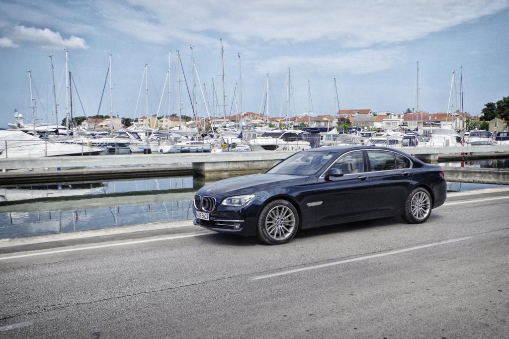 Passend dazu waren wir auch nicht mit einem großen V8-Benziner, sondern per Diesel unterwegs, der trotz enormer Performance kaum mehr als acht Liter verbraucht. 