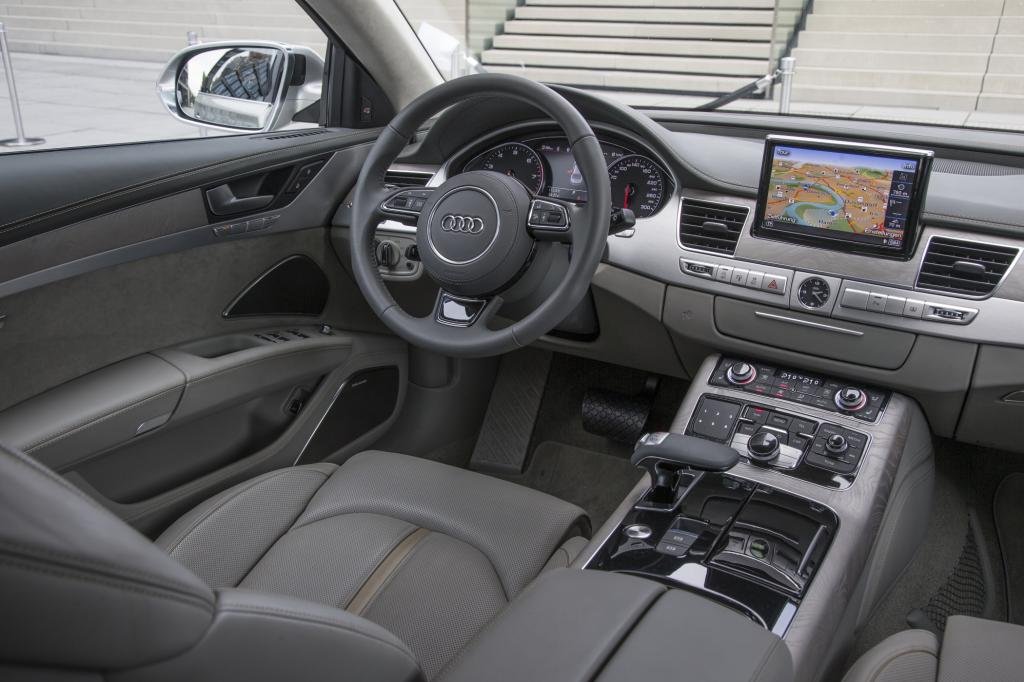 So ist das Cockpit zwar sehr fahrerfreundlich aufgebaut und die Verarbeitung wie immer bestens, im Vergleich etwa zur neuen S-Klasse wirkt es jedoch schon ein ganz klein wenig angestaubt
