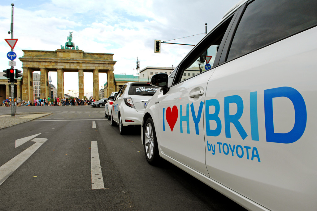 Tausendstes Toyota-Hybrid-Taxi in Berlin zugelassen