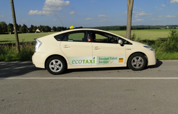 Tausendstes Toyota-Hybrid-Taxi in Berlin zugelassen