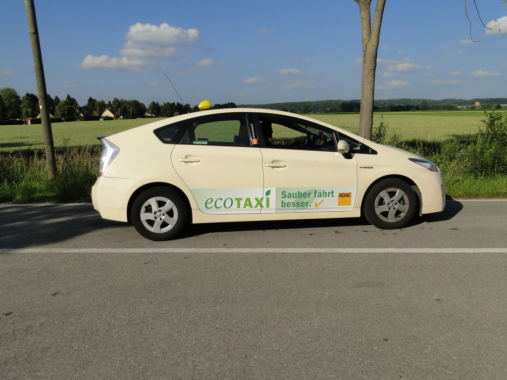 Tausendstes Toyota-Hybrid-Taxi in Berlin zugelassen