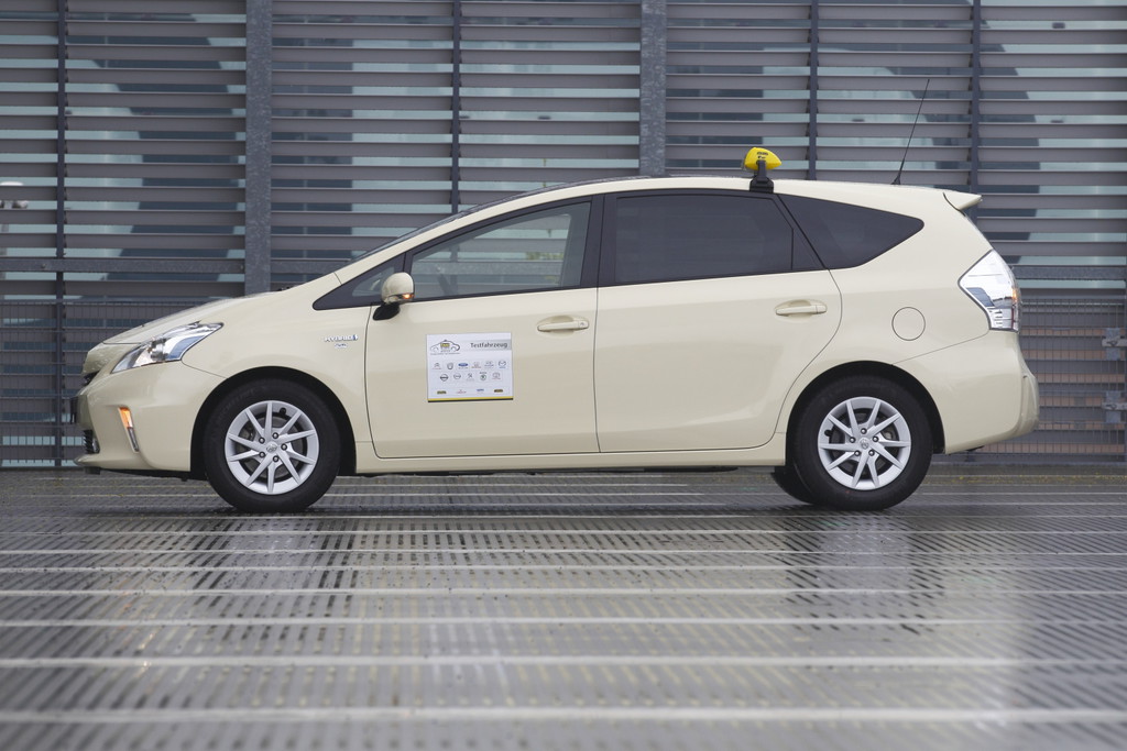 Tausendstes Toyota-Hybrid-Taxi in Berlin zugelassen