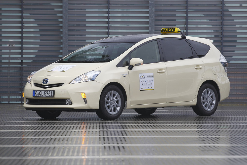 Tausendstes Toyota-Hybrid-Taxi in Berlin zugelassen