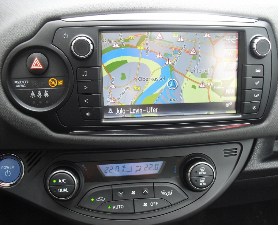 Toyota Yaris: Blick auf den mittleren Armaturentrger mit Farbdisplay.