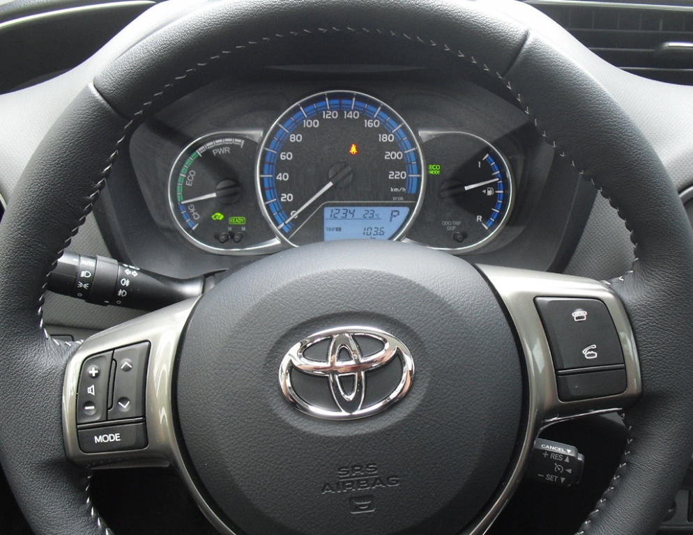Toyota Yaris: Blick durch den Lenkradkranz auf die Rundinstrumentierung.