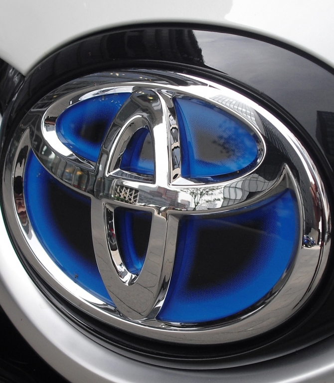 Toyota Yaris: Das Markenlogo sitzt vorn unterhalb der Motorhaube.