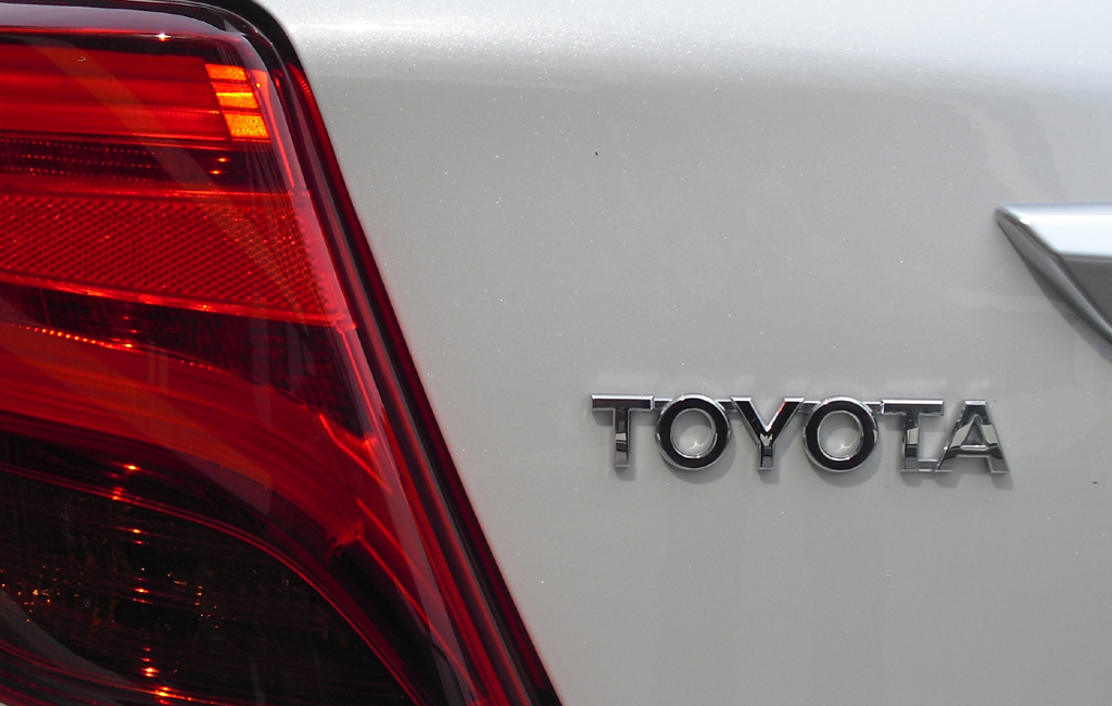 Toyota Yaris: Moderne Leuchteinheit hinten mit Markenschriftzug.
