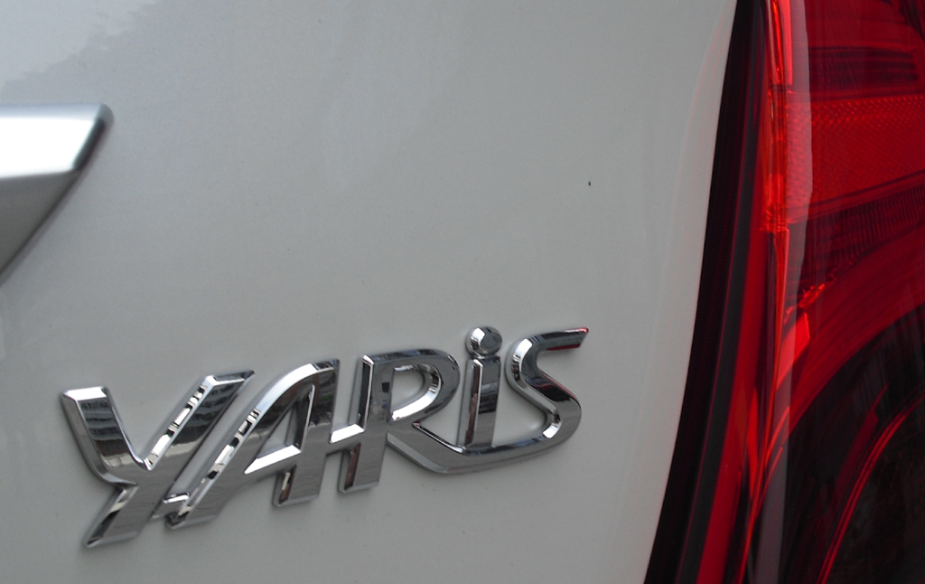Toyota Yaris: Moderne Leuchteinheit hinten mit Modellschriftzug.