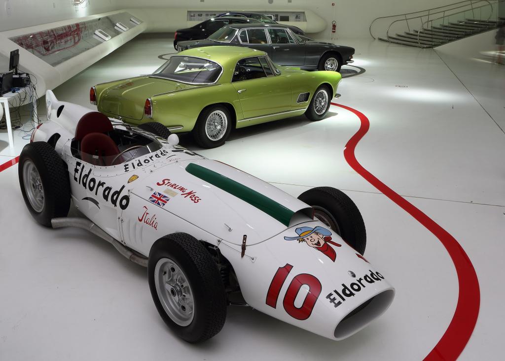 Und um zu unterstreichen, dass der für die Ausstellung zusammengetragene Fuhrpark eine Herzensangelegenheit der Verantwortlichen ist, lud man Rennfahrer-Größe Stirling Moss ein, dessen 58er Maserati 420M Teil der Show ist. 