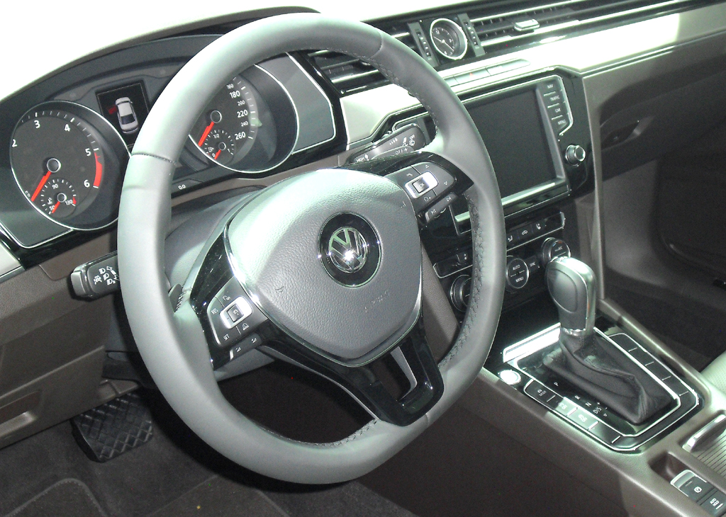 VW Passat: Blick ins übersichtlich gestaltete Cockpit. 